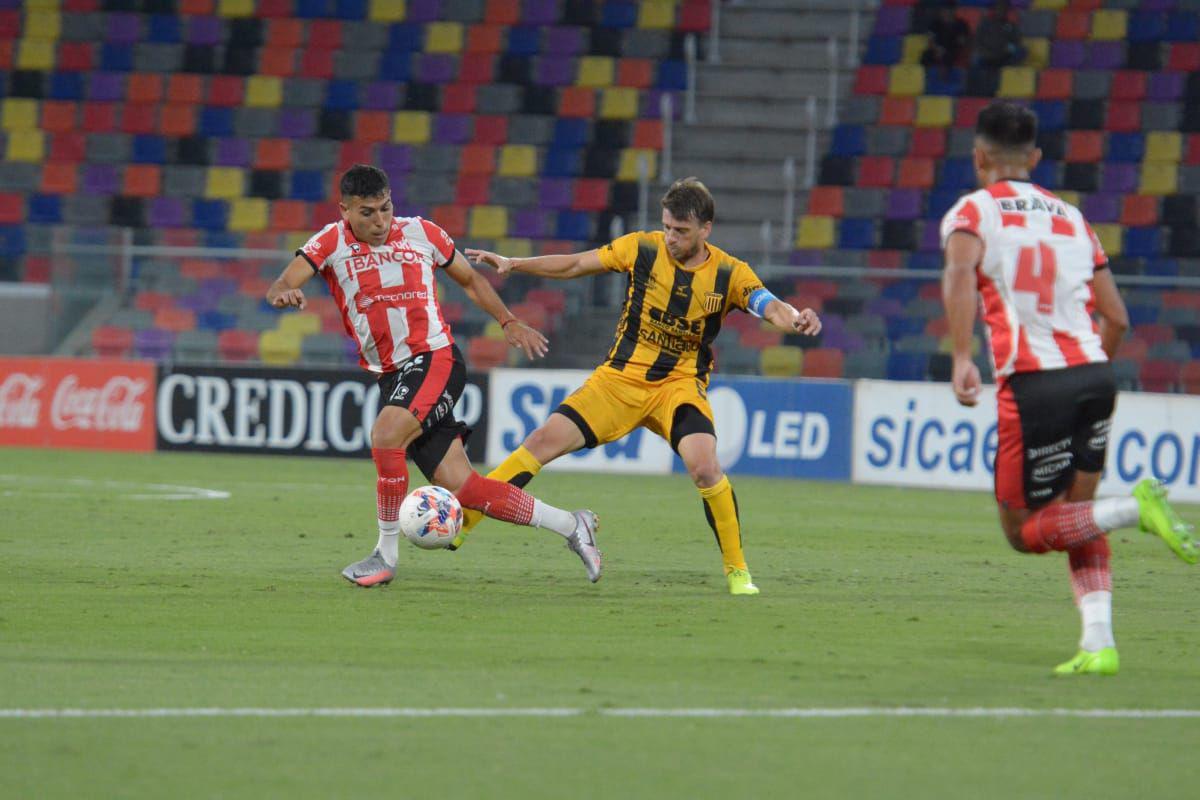 Mitre empatoacute con Instituto de Coacuterdoba en el Uacutenico