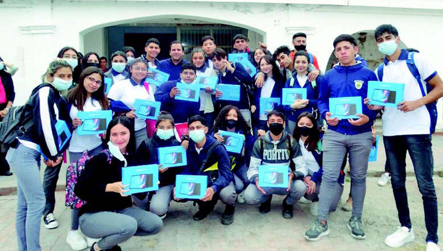 Maacutes de un centenar de alumnos de Clodomira recibieron sus tablets