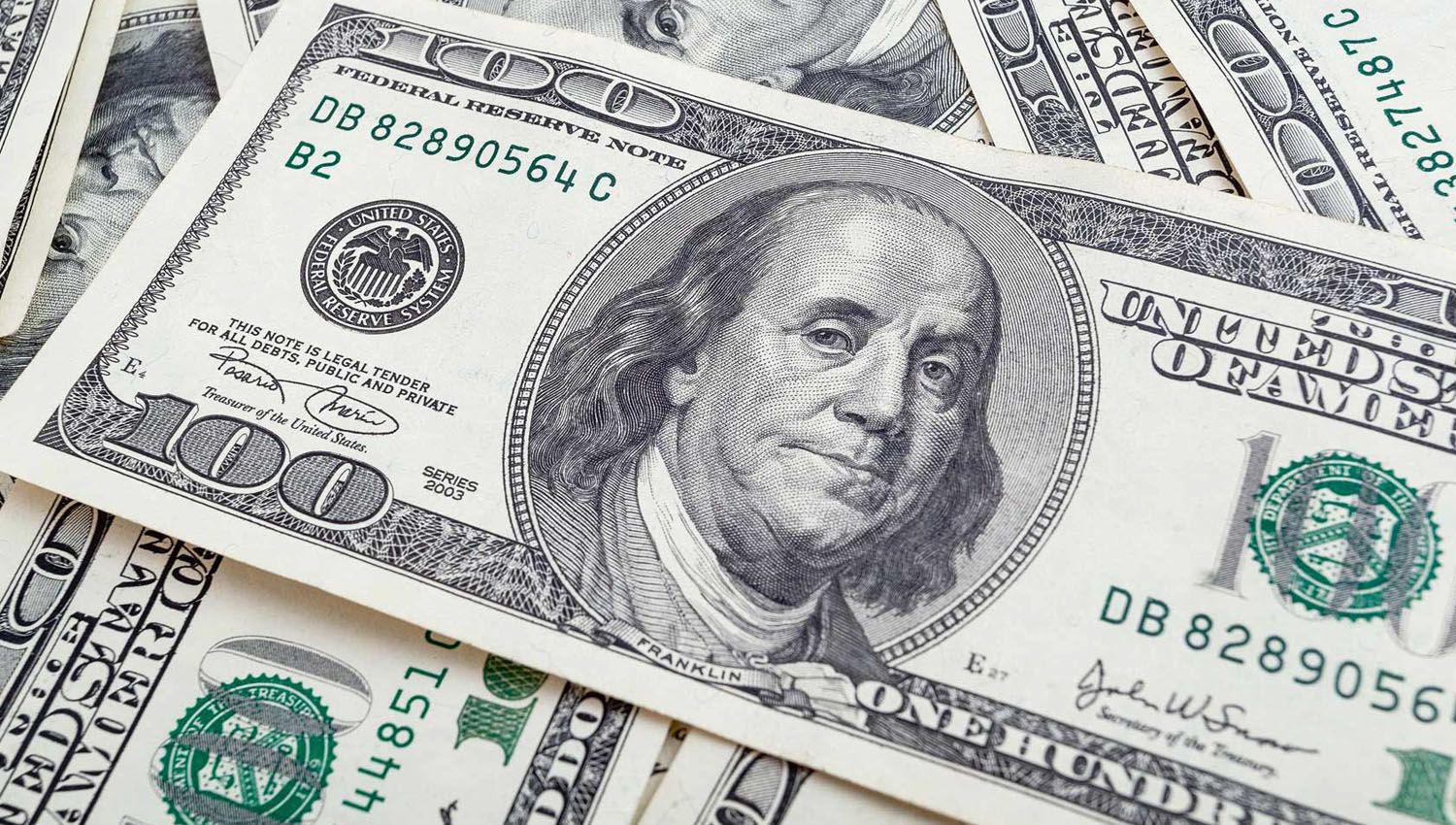 El doacutelar oficial subioacute 038 y cerroacute en 117 el blue bajoacute a 199