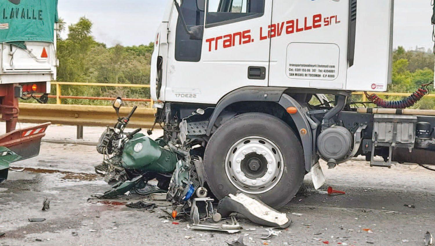 Muere gendarme en Tucumaacuten aplastado con su rodado por un camioacuten con carga del MotoGP