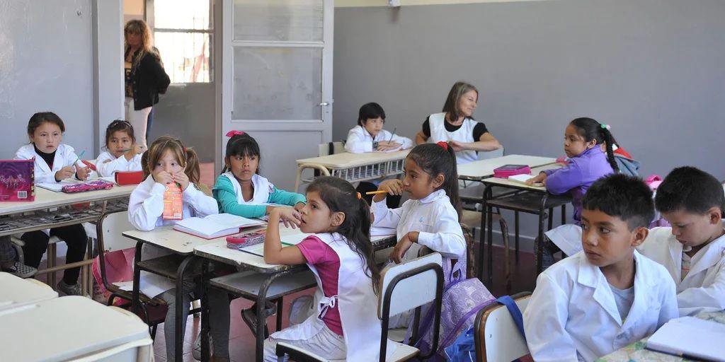 Atencioacuten papaacutes- sumaraacuten una hora de clase diaria en las escuelas primarias de todo el paiacutes