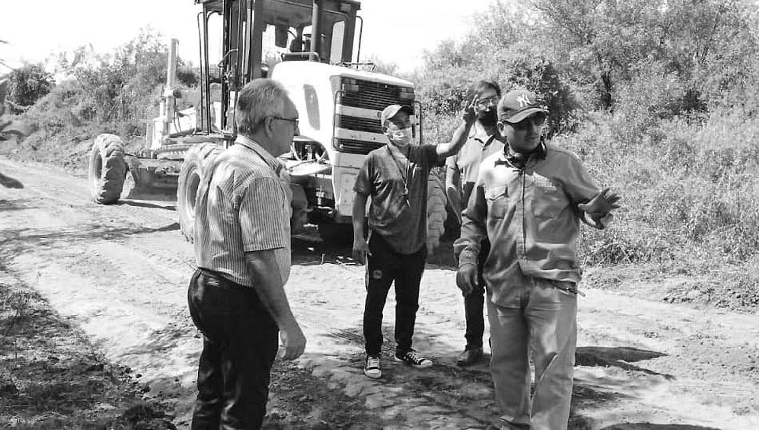 La Municipalidad de Antildeatuya realiza mejoras de caminos rurales