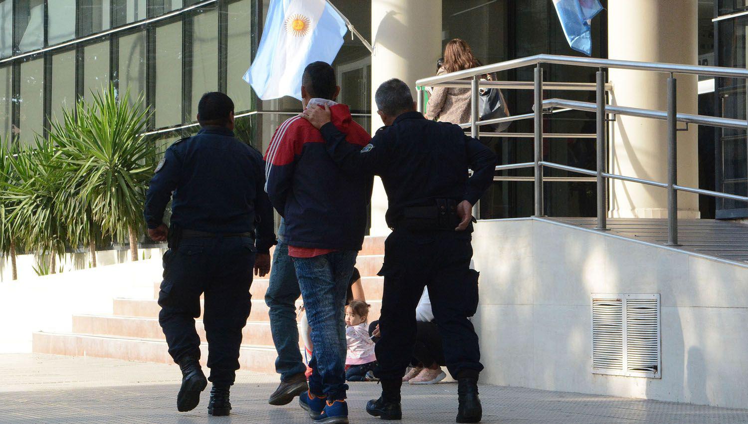 Prisioacuten preventiva para sujeto que intentoacute matar a su familia