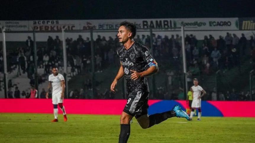 Sarmiento derrotoacute a San Lorenzo por 2 a 1