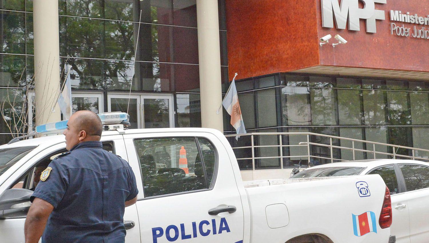 En la comisariacutea con un palo se desquitoacute de la agresioacuten del concubino