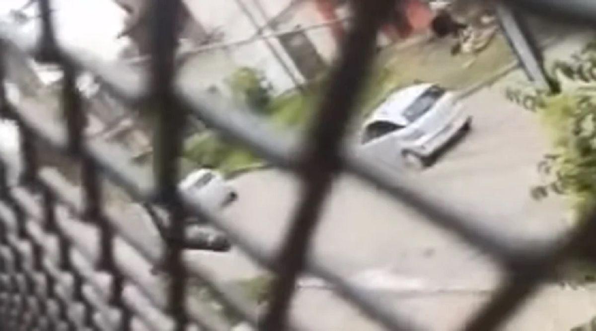 VIDEO  Un alumno filmoacute el momento en el que embisten y le roban el auto a una docente frente al colegio