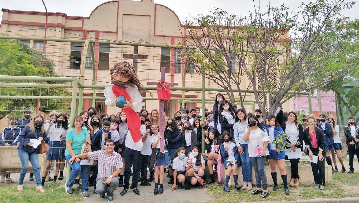 Hubo viacutea crucis en el instituto ldquoSagrado Corazoacuten de Jesuacutesrdquo