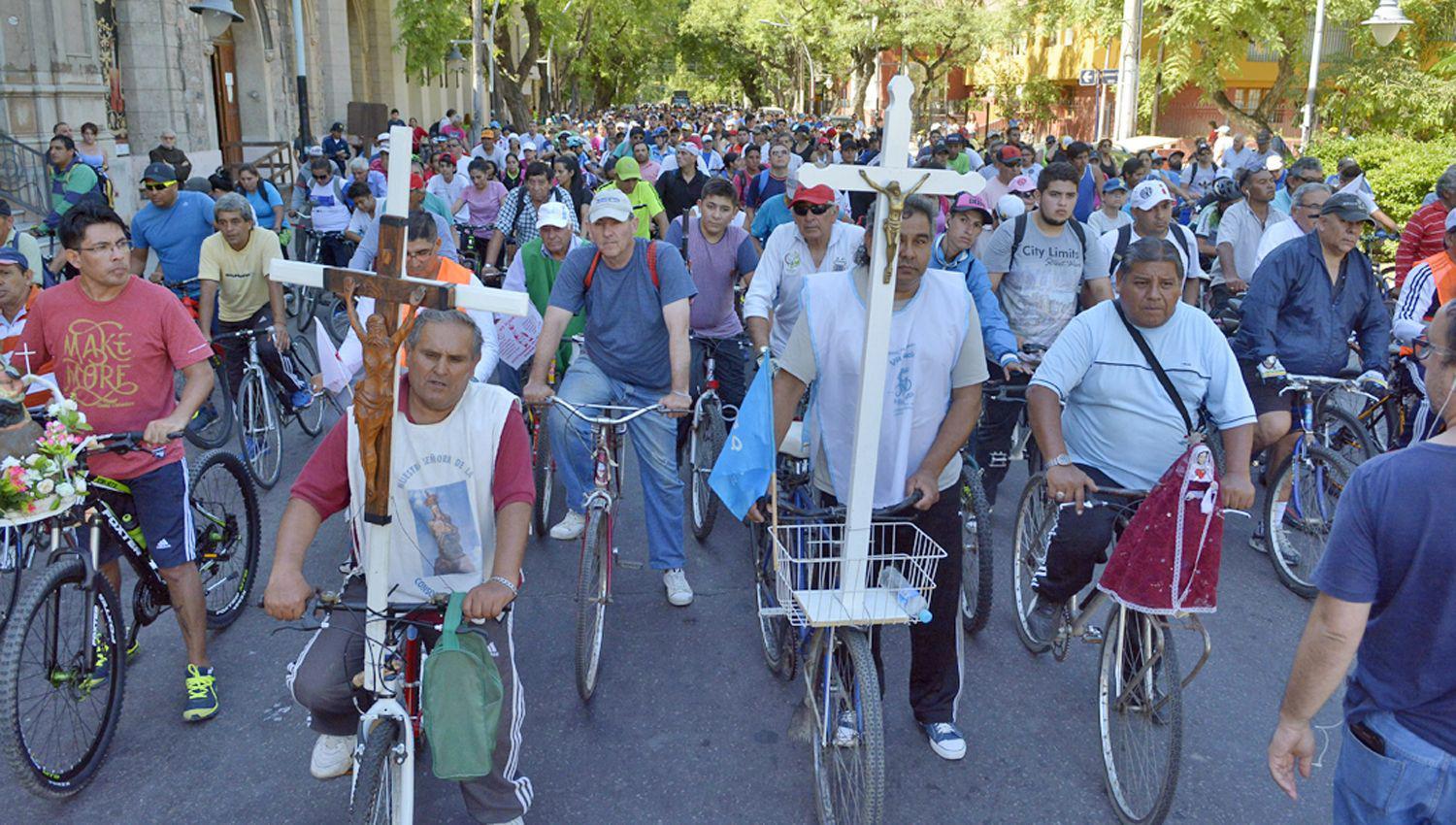 El tradicional Viacutea Crucis en bicicleta ya recorre las calles de la ciudad