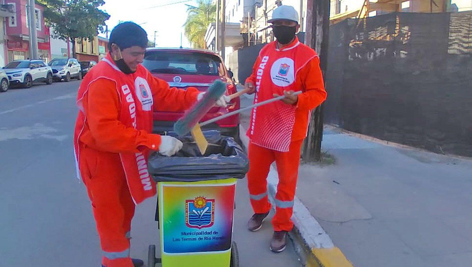 Trabajos de limpieza integral en barrios de Las Termas de Riacuteo Hondo