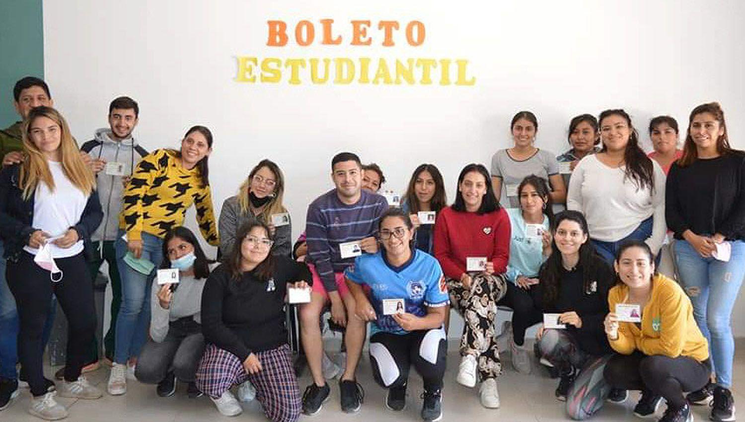 En Beltraacuten entregan el boleto estudiantil gratuito