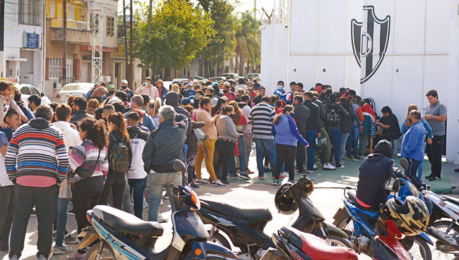 Largas colas y mucha demanda en el primer diacutea de venta de entradas para no socios