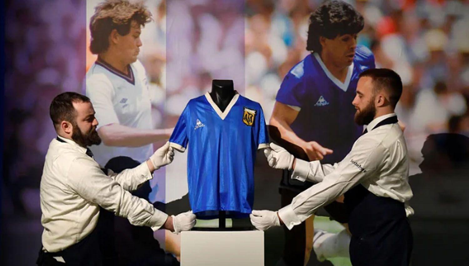 Subastan la camiseta de Maradona contra los ingleses del 86