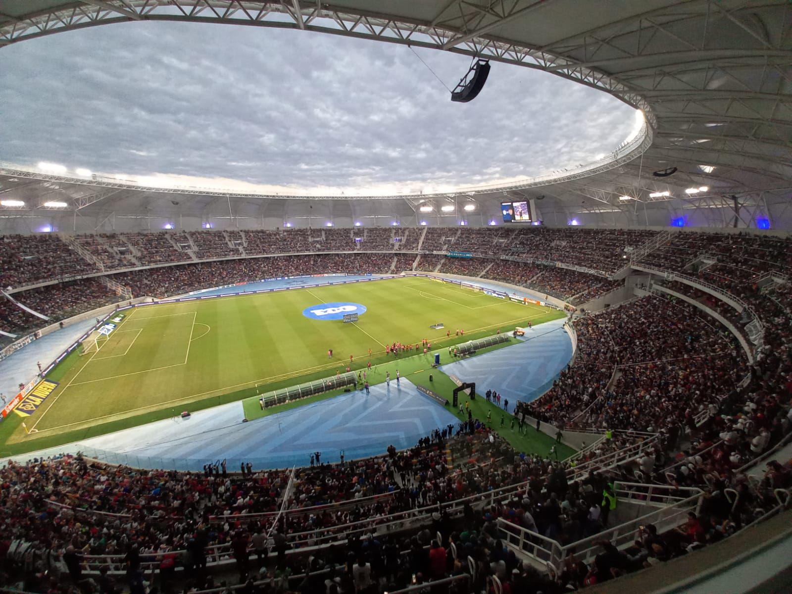 VIDEO  Asiacute ingresaron al Estadio Uacutenico los planteles de Boca y Central Coacuterdoba