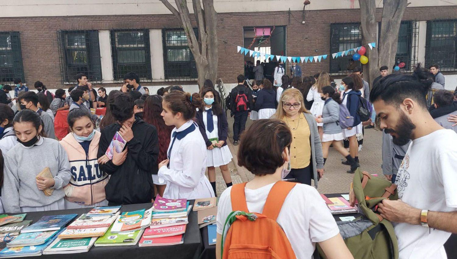 Se desarrolloacute con eacutexito la Feria del Libro en el patio de la Escuela Normal