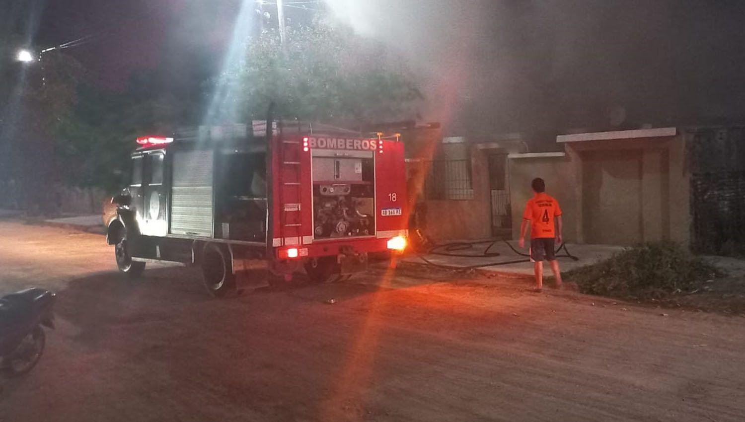 Cortocircuito en un velador provocoacute un impresionante incendio