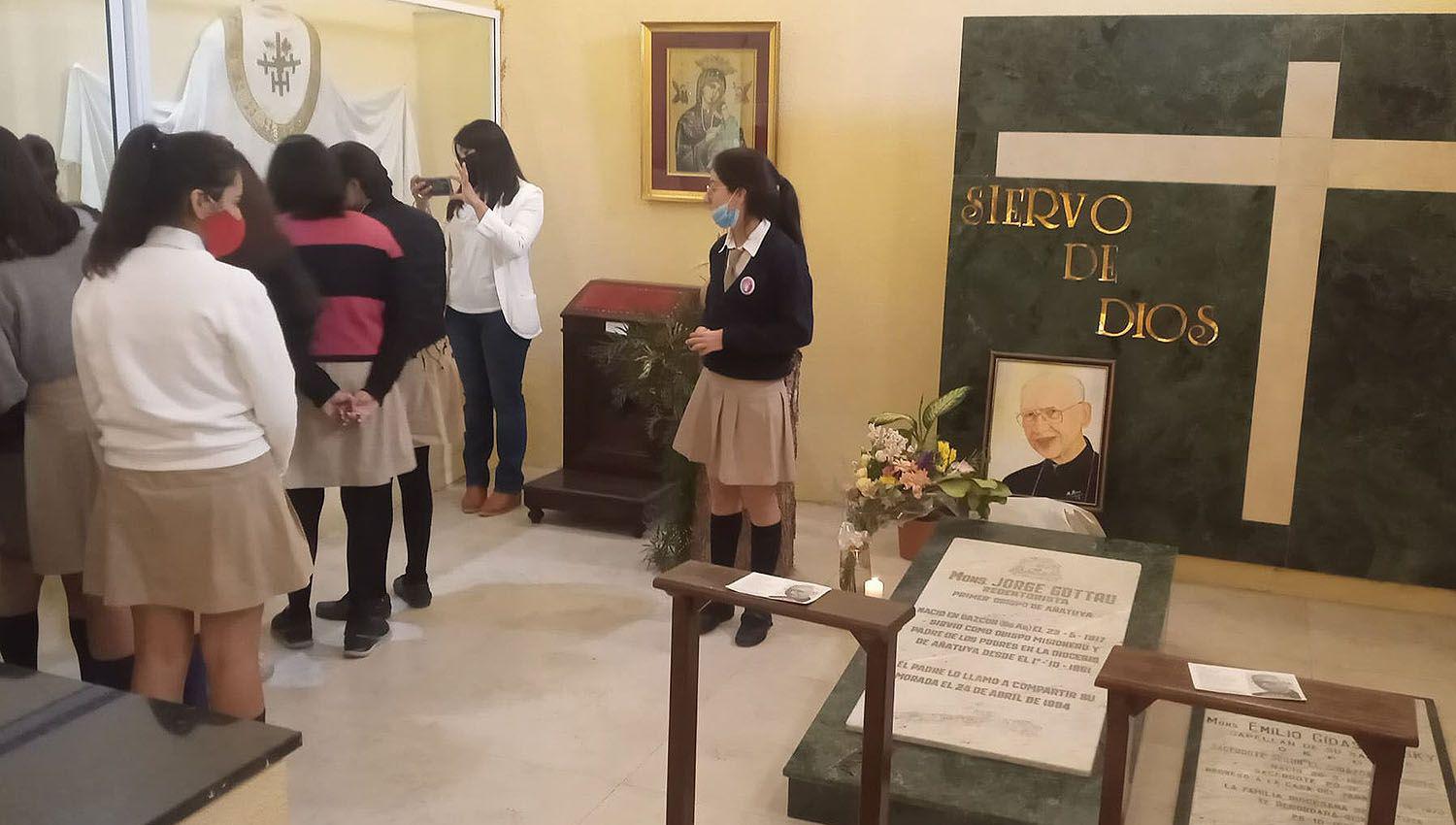 Joacutevenes visitaron el museo del Siervo de Dios Jorge Gottau