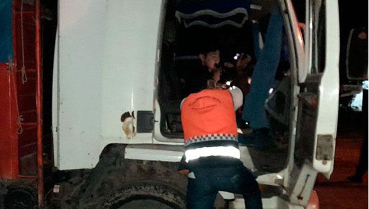 Se entregoacute el choacutefer del camioacuten con 40 toneladas de maiacutez robado en campo