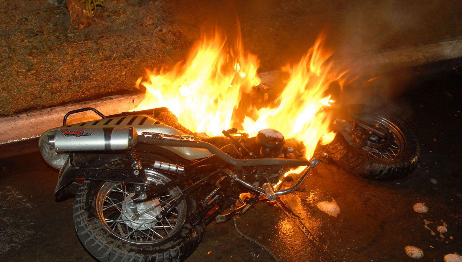 Se salvoacute de milagro al incendiarse su motocicleta