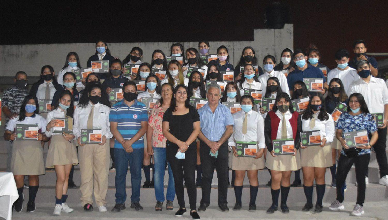Entregaron tablets a los alumnos del colegio Sagrada Familia de Antildeatuya