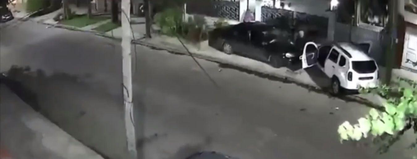 Cuatro malandras golpearon brutalmente y balearon a un jubilado para robarle el auto