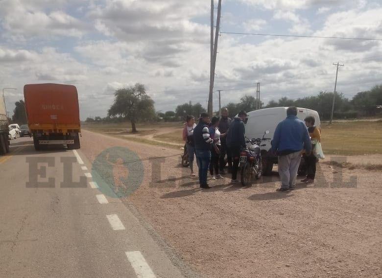 Duro choque de motos en el acceso a Colonia Dora- una docente y varios menores involucrados