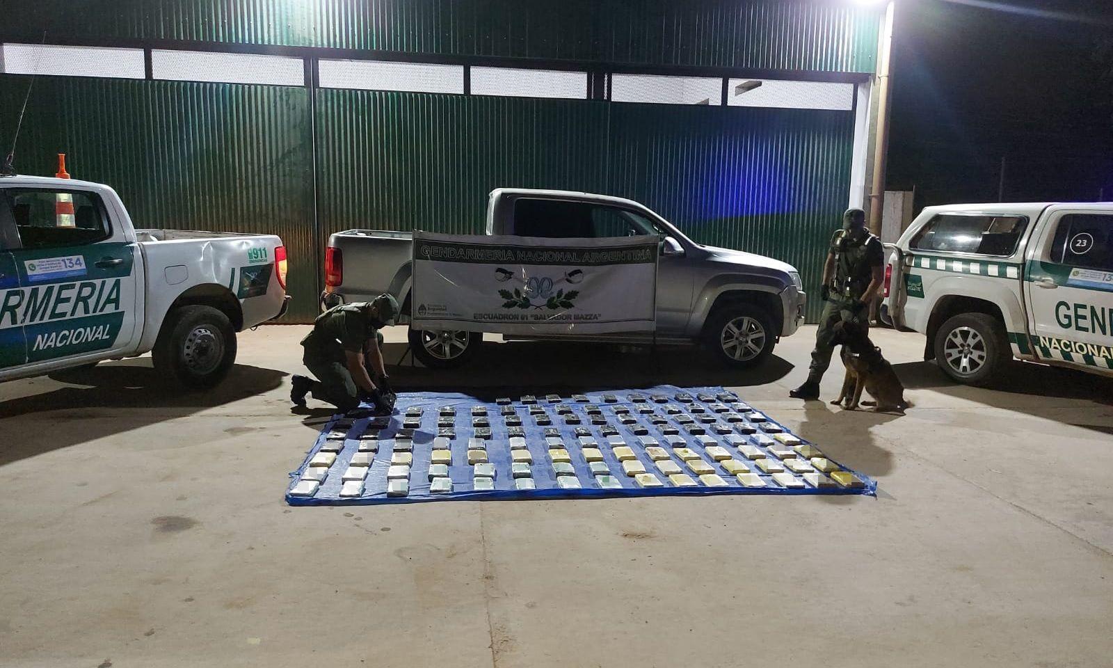 Gendarmeriacutea detuvo a una camioneta con paquetes amorfos- eran 112 kilos de cocaiacutena