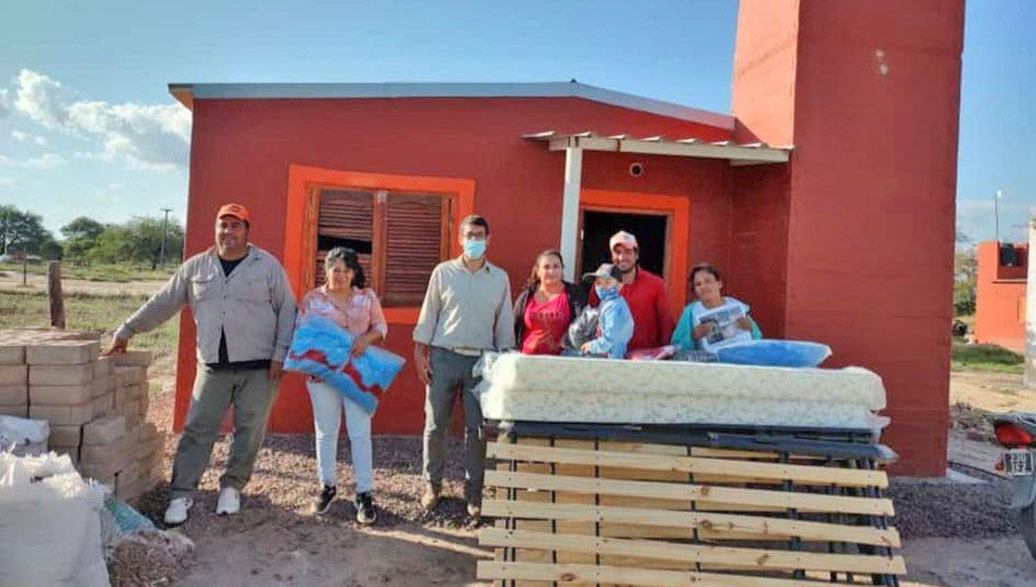 Entregaron mobiliario a beneficiarios de viviendas sociales y ecoloacutegicas