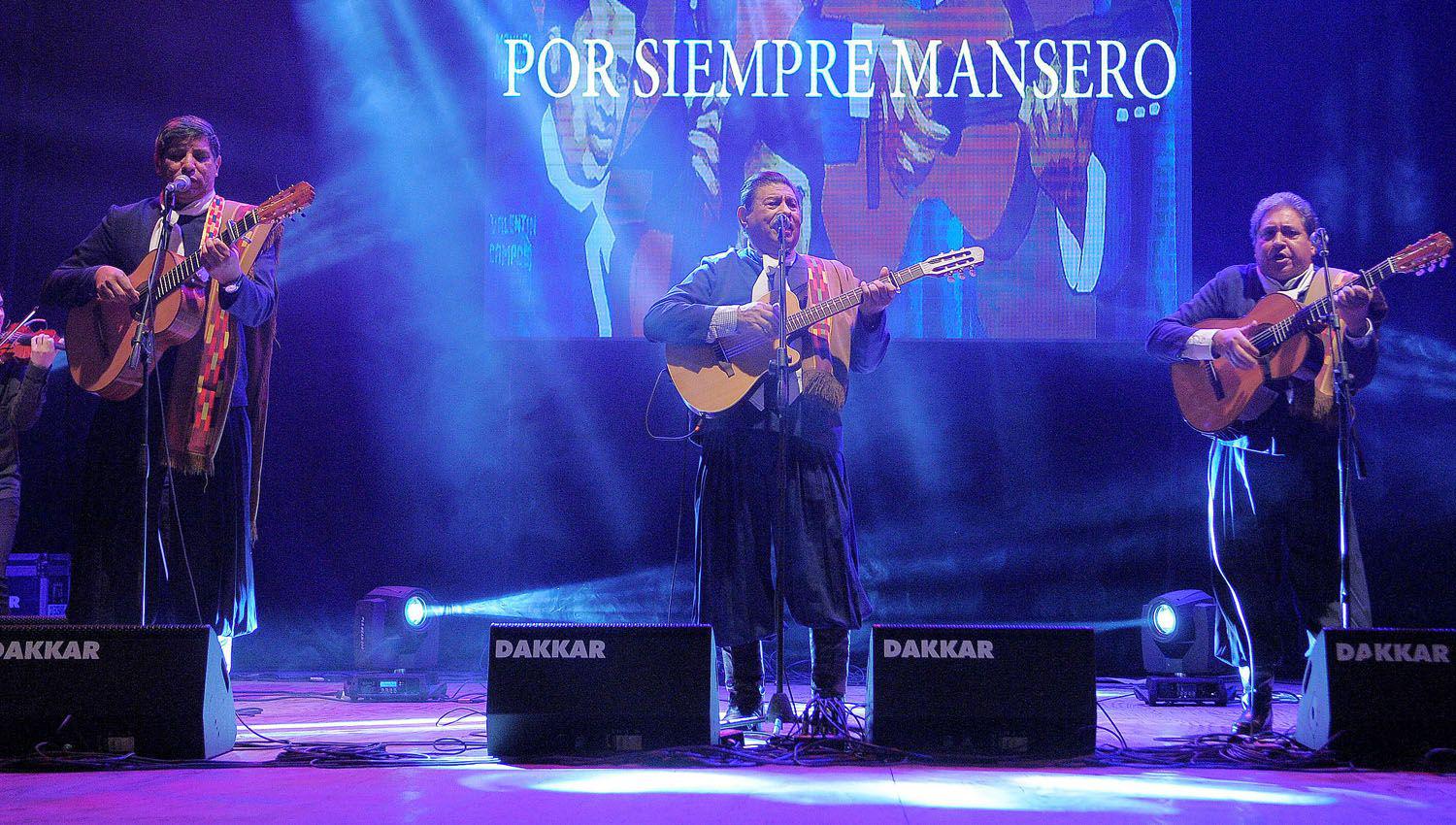 Actuacutean Los Manseros Santiaguentildeos junto a la ldquoMonardquo Jimeacutenez