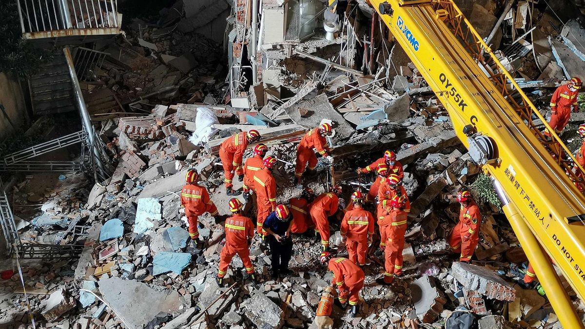 China- se derrumboacute un edificio donde funcionaba un cine y hay 39 desaparecidos