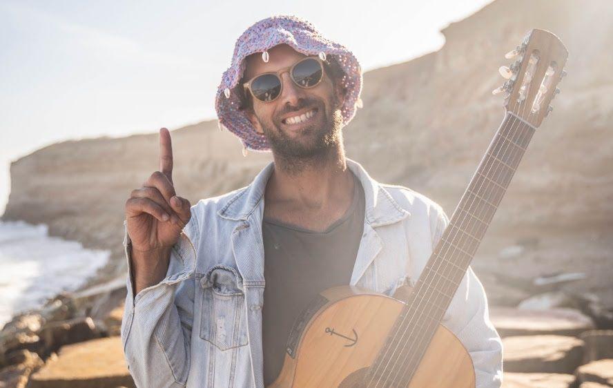 ldquoRuseardquo el muacutesico y surfista que te lleva al mar con sus canciones