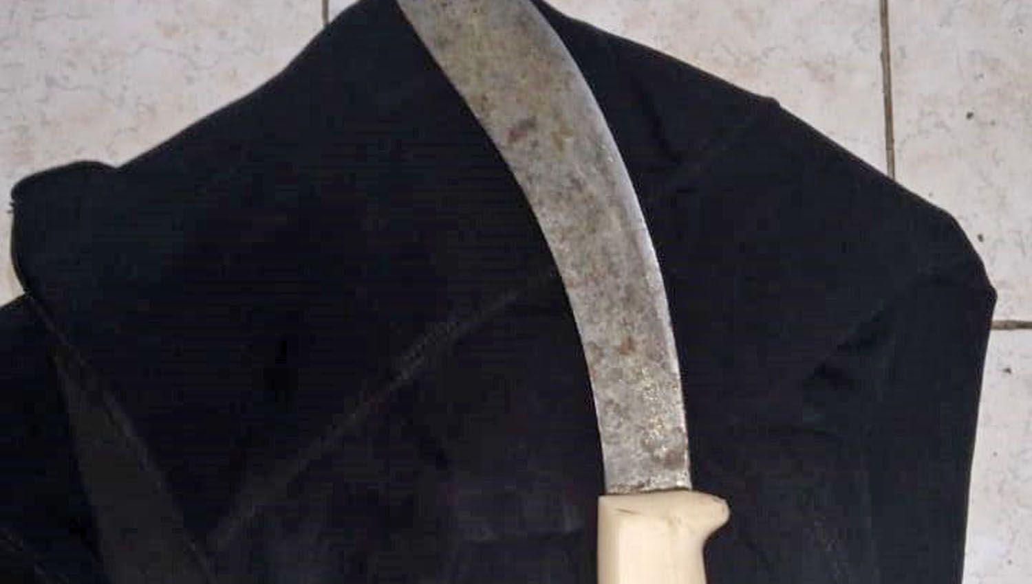 Siguioacute a su pareja hasta la comisariacutea con un cuchillo