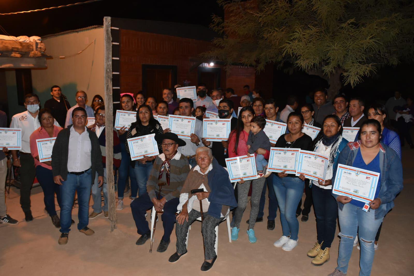 Entregan viviendas sociales a familias de Ahiacute Veremos