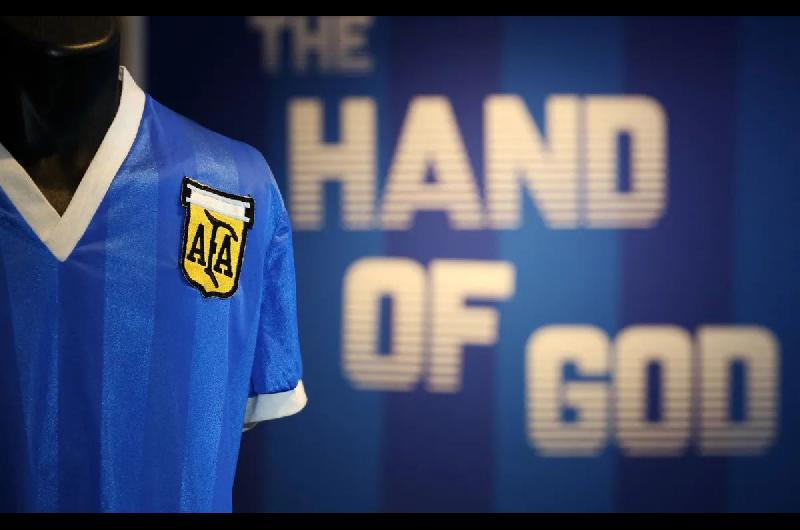 La millonaria cifra de doacutelares que pagaron por la camiseta que usoacute Maradona contra los ingleses
