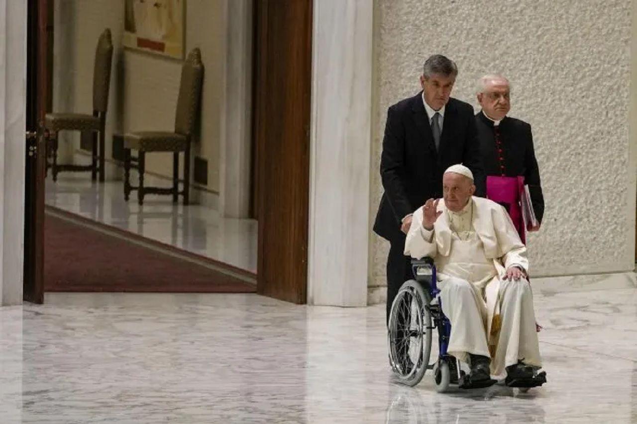El Papa Francisco comenzoacute a usar silla de ruedas en sus eventos puacuteblicos