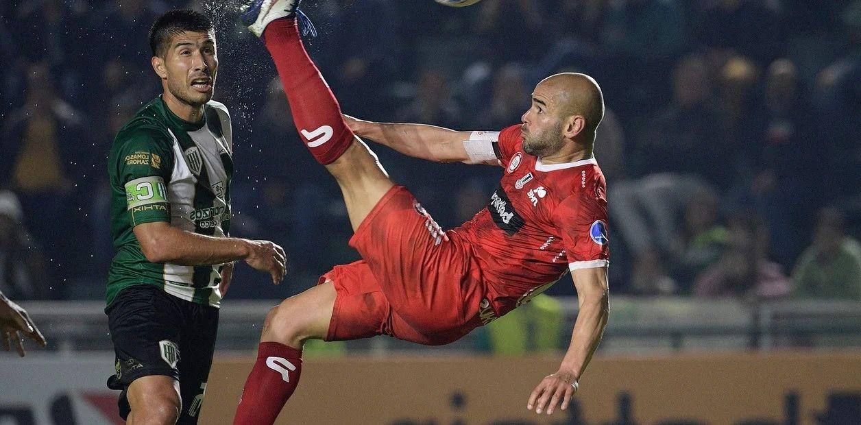 La FIFA elogioacute el golazo de chilena del santiaguentildeo Sacha Saacuteez