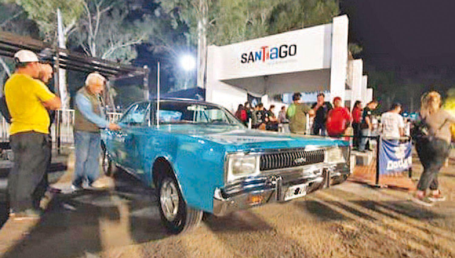 Cientos de turistas y termenses disfrutaron del encuentro de los 50 antildeos del Dodge GTX