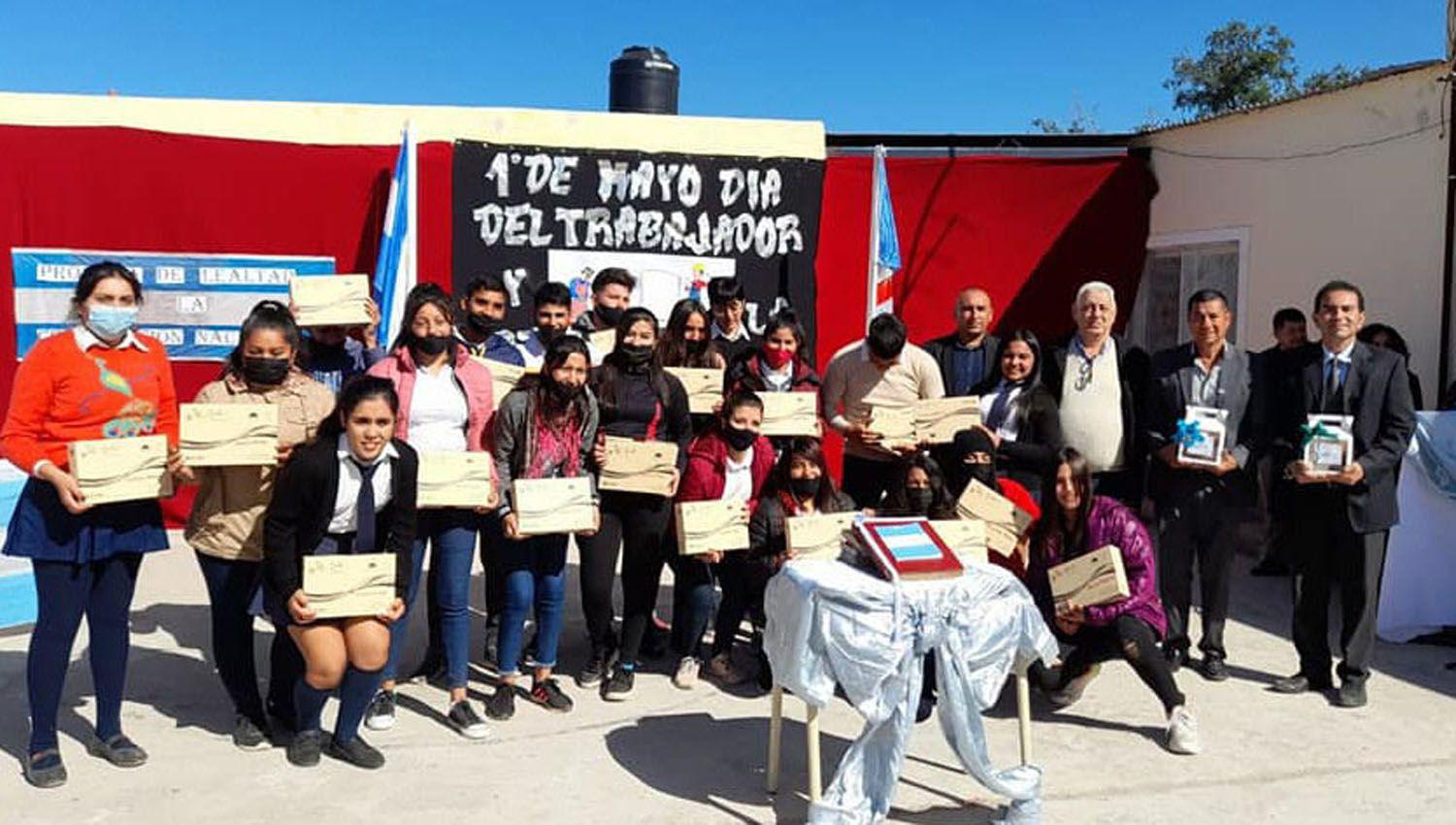 Alumnos del colegio Mariacutea Santiacutesima de Villa Robles recibieron sus tablets