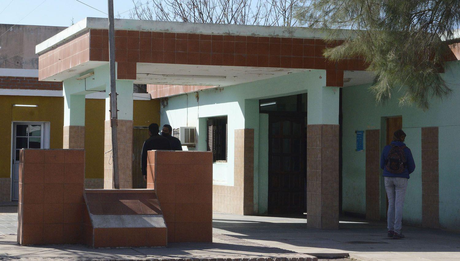 Policiacuteas heridos en escandaloso enfrentamiento de barras afuera de un boliche en Campo Gallo
