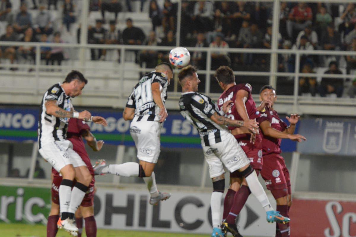 Final para Central Coacuterdoba y Lanuacutes- terminaron en empate