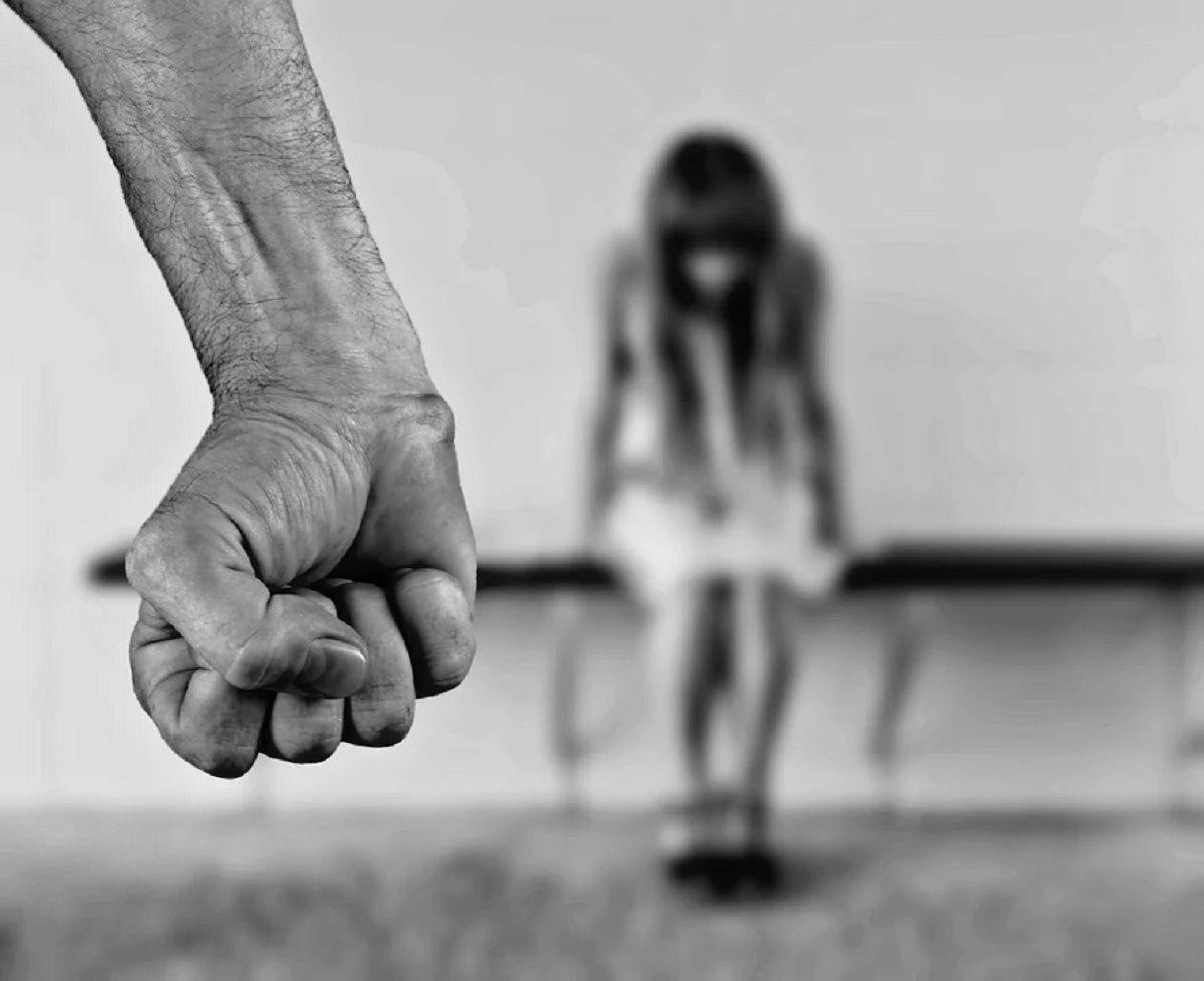 Amenazoacute golpeoacute y mantuvo en cautiverio a una mujer policiacutea- ahora un juez lo excarceloacute