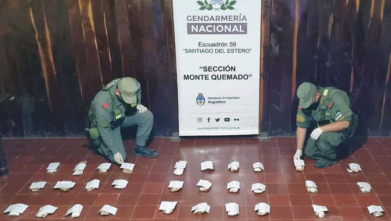 En bolsillos falsos ocultaban pasta base de cocaiacutena