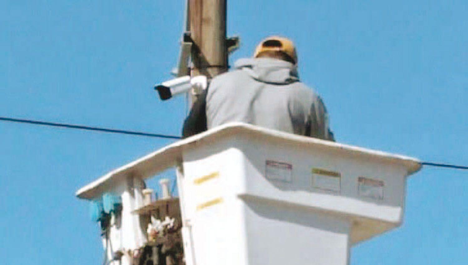 Instalan caacutemaras de vigilancia para reforzar la seguridad en Colonia Dora