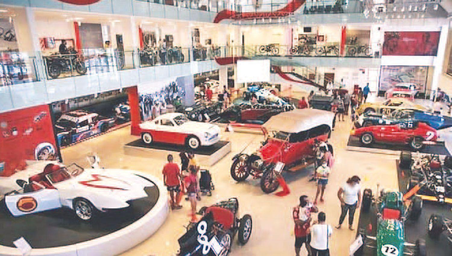 El Museo del Automoacutevil atrae a miles de personas
