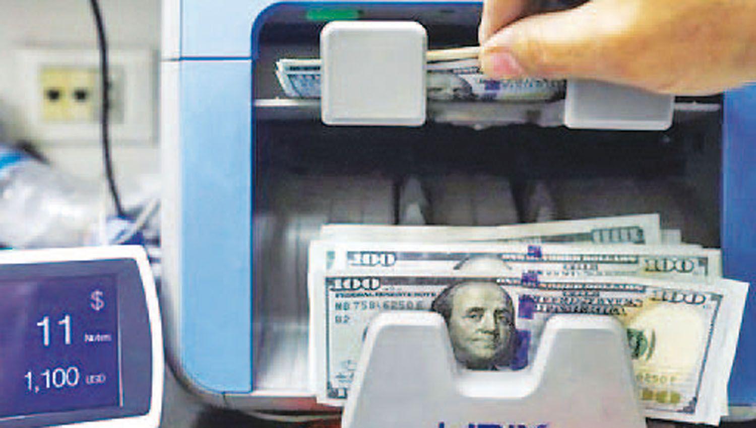 El doacutelar paralelo cerroacute en los 203 por debajo del CCL y el MEP