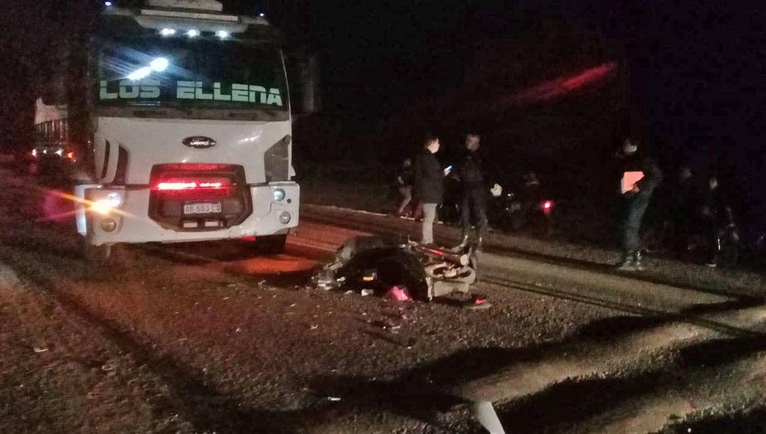 Dos heridos de consideracioacuten por terrible choque de camioacuten y una motocicleta en Antildeatuya