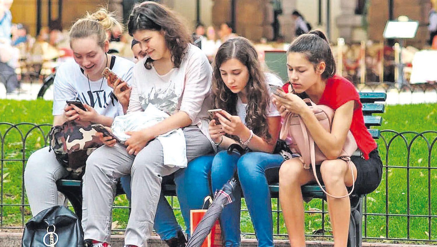 Alertan en Espantildea de los efectos de internet en chicas- presioacuten esteacutetica y baja autoestima