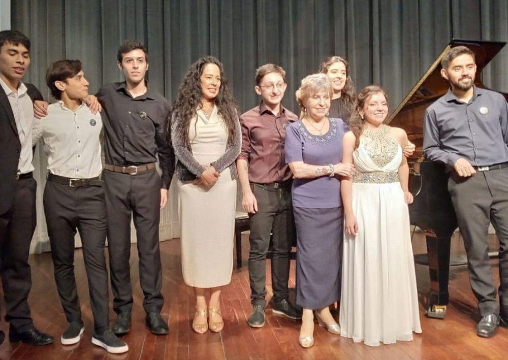 La pianista Celina Lis junto a disciacutepulos daraacute un concierto en Santiago