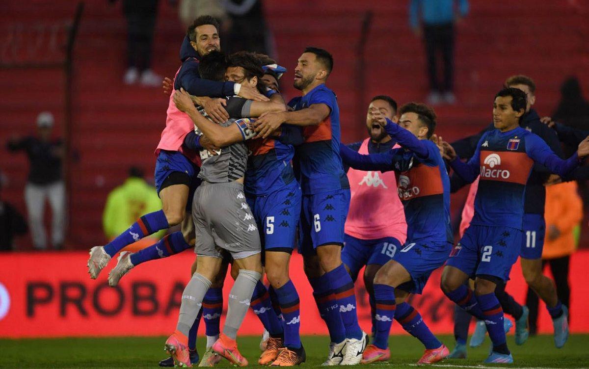 Central Coacuterdoba y un adioacutes con la frente en alto