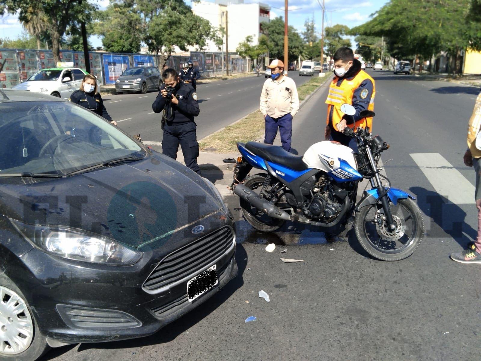 La siesta santiaguentildea se vio interrumpida por un violento choque entre un auto y una moto