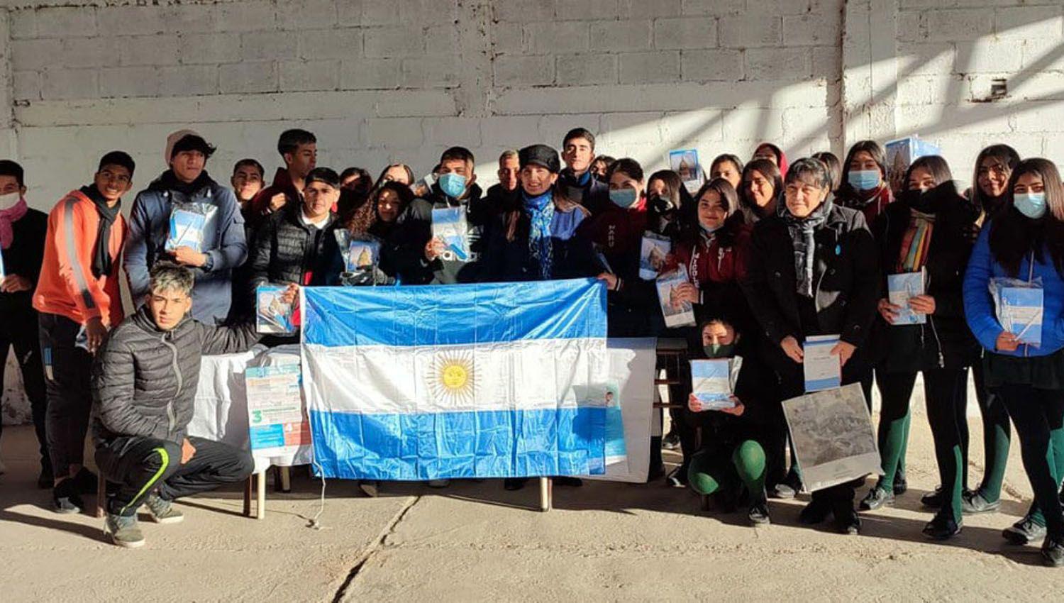 Entregaron kits patrios a alumnos del Colegio Secundario ldquoArcadio Suaacuterezrdquo de La Cantildeada